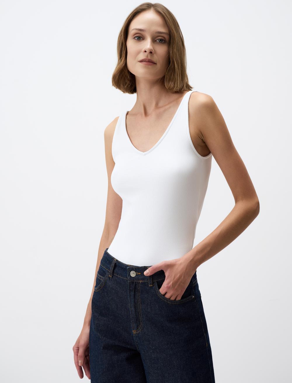Slim Fit V-Neck Spaghetti Straps-Sleeve Singlet - 4WW021711