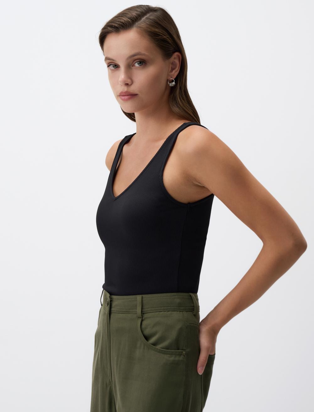 Slim Fit V-Neck Spaghetti Straps-Sleeve Singlet - 4WW021711