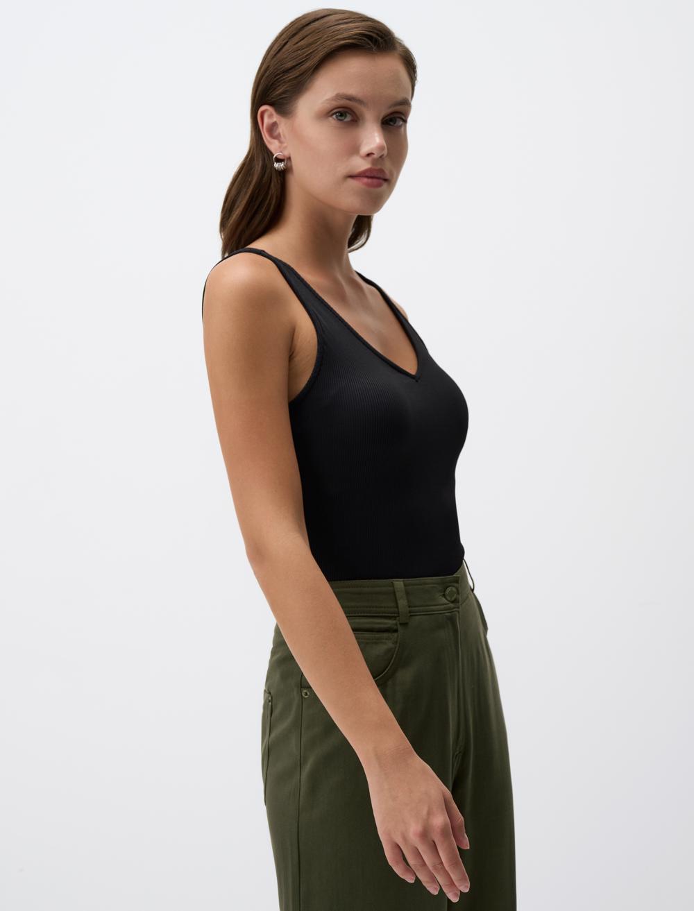 Slim Fit V-Neck Spaghetti Straps-Sleeve Singlet - 4WW021711