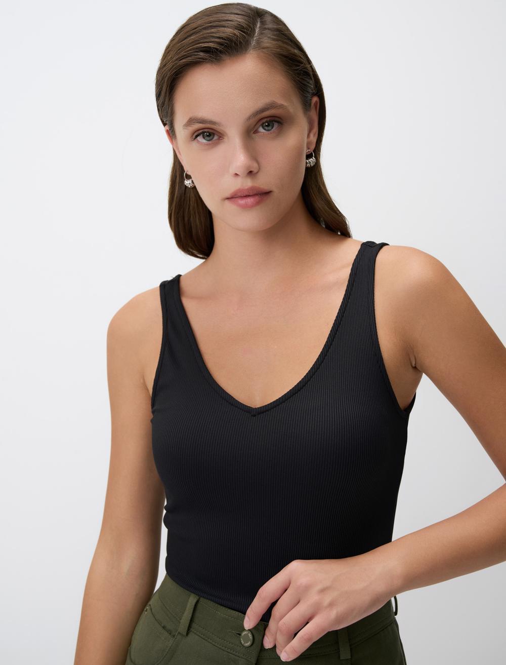 Slim Fit V-Neck Spaghetti Straps-Sleeve Singlet - 4WW021711
