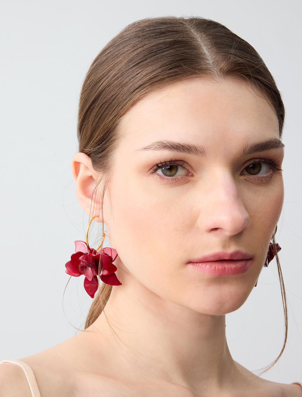 Leaf-Detailed Flower Pattern Earrings