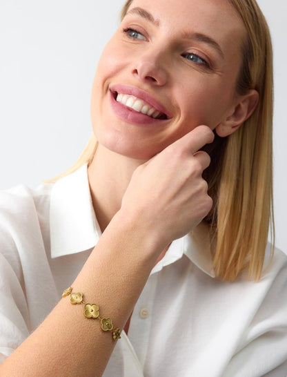 Clover-shaped charm bracelet