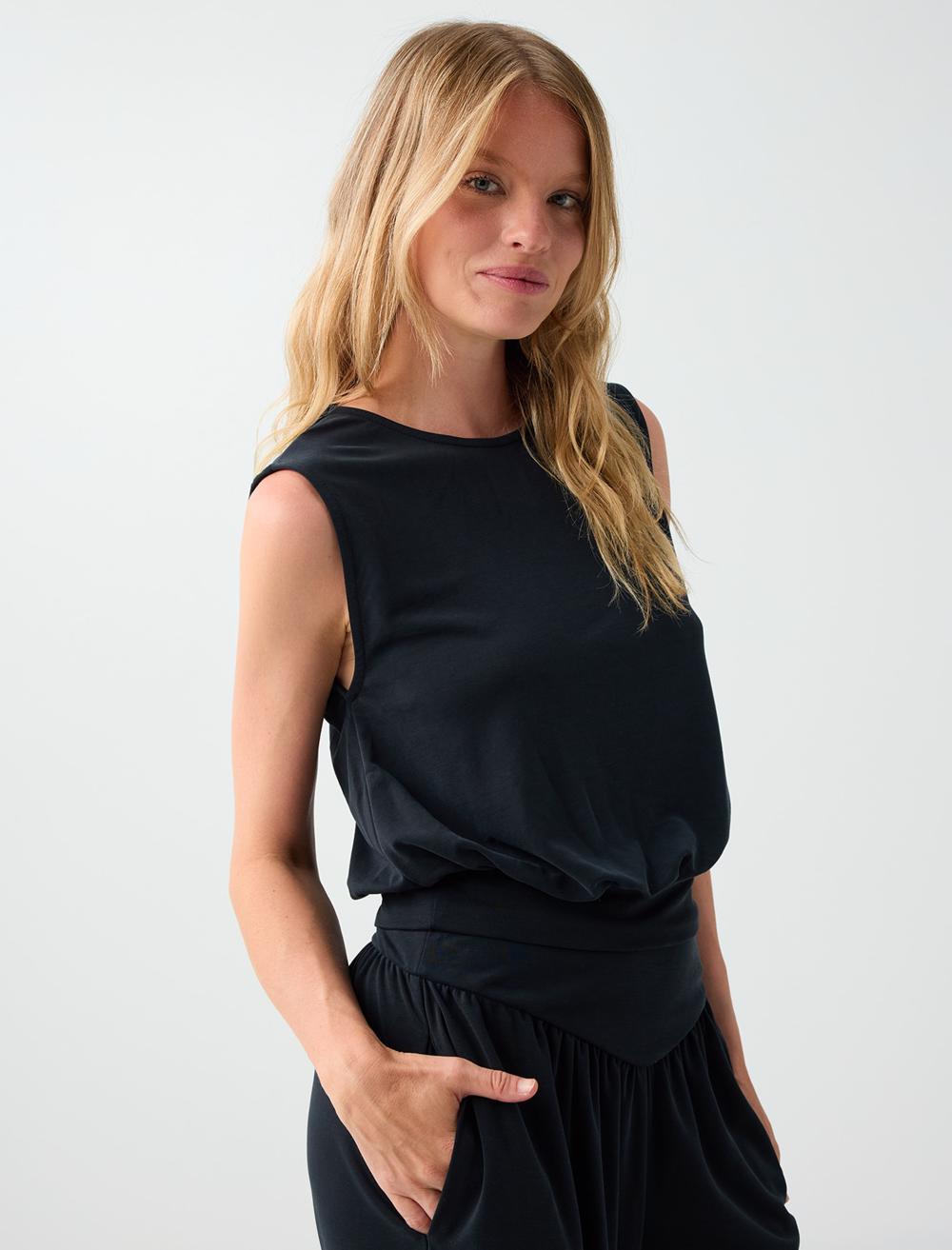 Normal Fit Crew Neck Sleeveless Blouse - Black - 6SW035624900