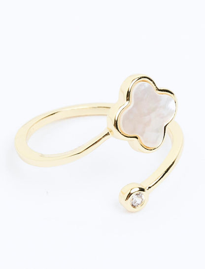 Clover-shaped Ring with Shiny Stones