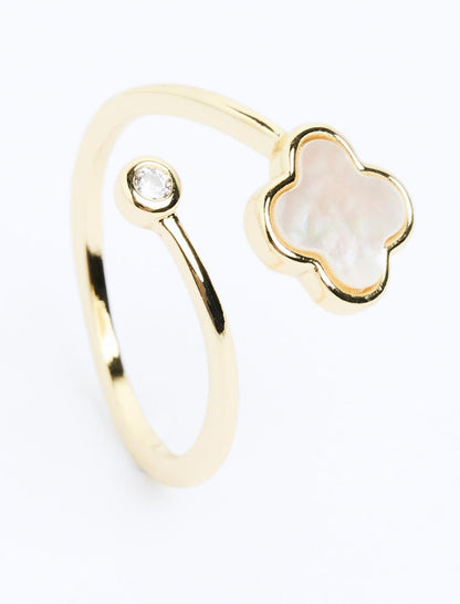 Clover-shaped Ring with Shiny Stones