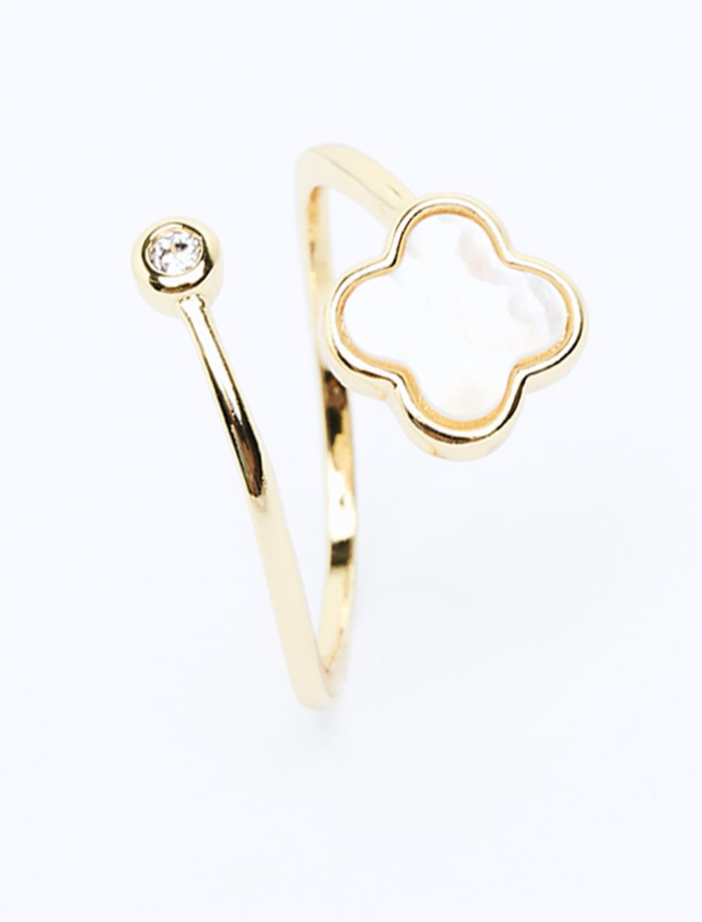 Clover-shaped Ring with Shiny Stones