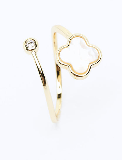 Clover-shaped Ring with Shiny Stones