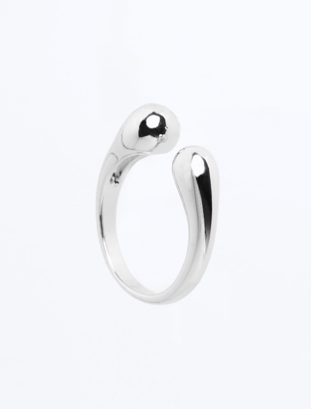Shiny Ring with Oval Prong