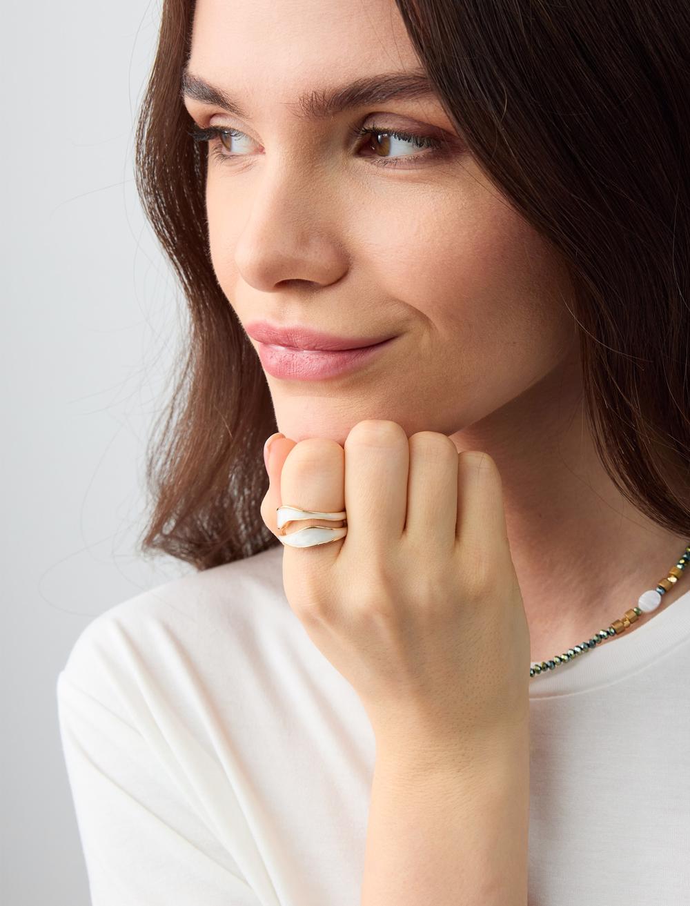 Elegant Ring with Enamel Details