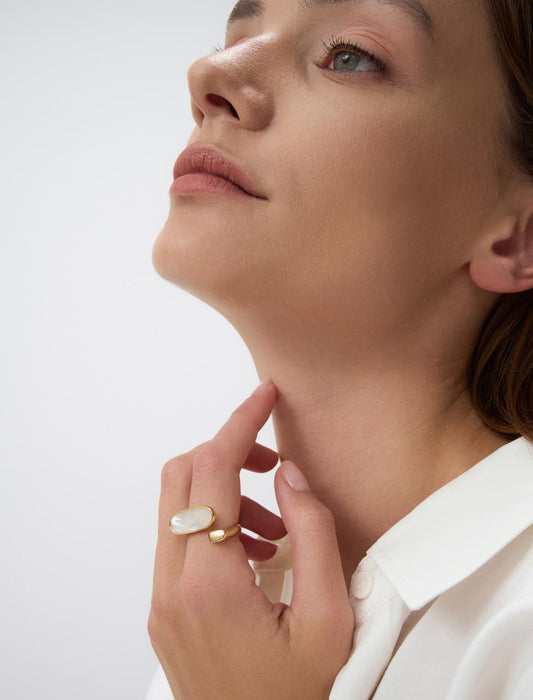 Mother-of-Pearl Detailed Ribbon-Shaped Ring